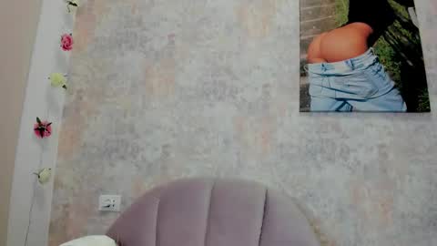 Snapshot of erikabeee1 chatting on December 17, 2025, 6:41 am Erikabeee online show from December 17, 2025, 6:41 am