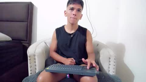 Snapshot of eron_crown chatting on June 4, 2026, 5:02 am eron_crown online show from June 4, 2026, 5:02 am