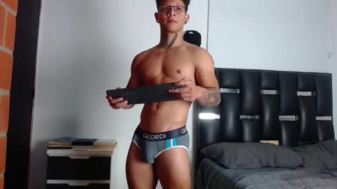 Snapshot of erosscott chatting on November 11, 2025, 6:52 pm Eros online show from November 11, 2025, 6:52 pm