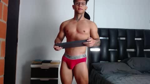 Snapshot of erosscott chatting on December 17, 2025, 11:00 pm Eros online show from December 17, 2025, 11:00 pm