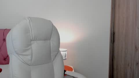 Snapshot of erotic_boobs chatting on December 2, 2024, 7:27 pm Karen online show from December 2, 2024, 7:27 pm