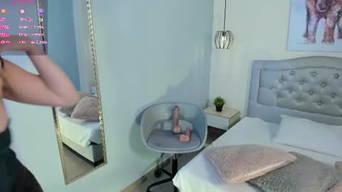 Snapshot of escarleth__ chatting on June 30, 2026, 1:56 pm Escarlet online show from June 30, 2026, 1:56 pm