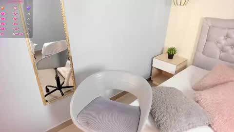 Snapshot of escarleth__ chatting on July 7, 2026, 1:59 pm Escarlet online show from July 7, 2026, 1:59 pm