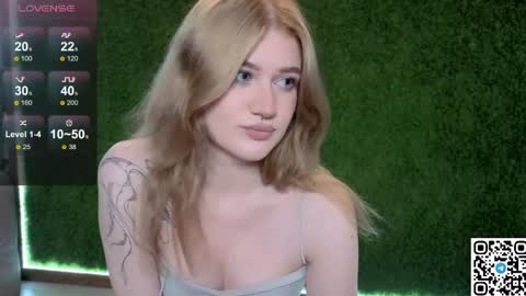 Snapshot of eshleeeygreen chatting on May 6, 2026, 9:42 pm EshleGreen online show from May 6, 2026, 9:42 pm