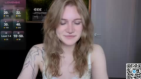 Snapshot of eshleeeygreen chatting on May 12, 2026, 9:23 pm EshleGreen online show from May 12, 2026, 9:23 pm