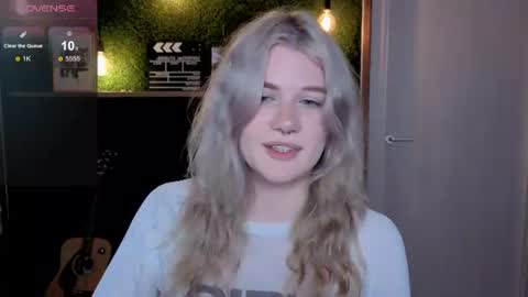 Snapshot of eshleeeygreen chatting on June 17, 2026, 7:44 am EshleGreen online show from June 17, 2026, 7:44 am