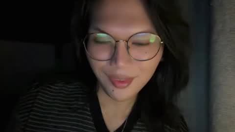 Snapshot of esilchan chatting on November 17, 2025, 3:01 am Chelliane online show from November 17, 2025, 3:01 am