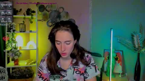 esma_shine online show from October 8, 2025, 1:58 am