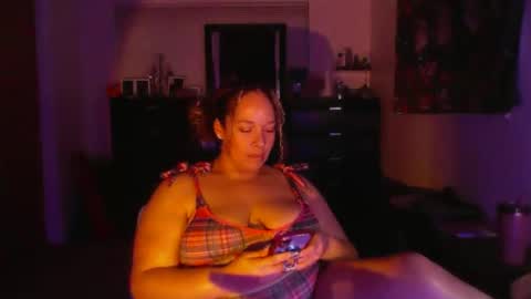 Snapshot of esmeluvs chatting on October 14, 2025, 11:05 pm Esme Luv online show from October 14, 2025, 11:05 pm