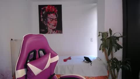 Esmeralda online show from February 14, 2026, 7:10 pm