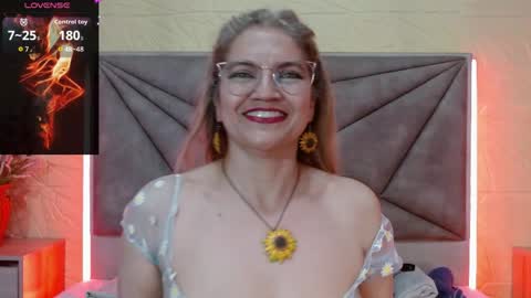 Snapshot of esmeralda_oikos chatting on May 23, 2026, 3:23 am Esmeralda .INDEPENDENT MODEL online Monday to Saturday 3 pm Chicago online show from May 23, 2026, 3:23 am