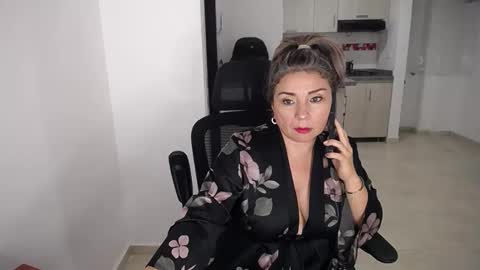 Snapshot of esperanza86_ chatting on May 15, 2026, 12:39 am Juliana online show from May 15, 2026, 12:39 am