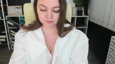 Snapshot of essensual_ chatting on November 17, 2025, 1:44 am Ava online show from November 17, 2025, 1:44 am