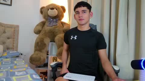 Snapshot of estebanperez_ chatting on July 18, 2026, 1:37 pm Esteban online show from July 18, 2026, 1:37 pm