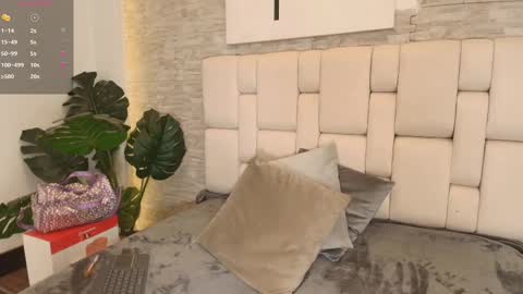 Snapshot of estefanyy_ chatting on March 8, 2025, 11:48 am estefany online show from March 8, 2025, 11:48 am