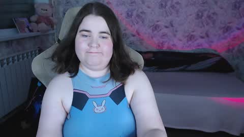 Snapshot of estelle_hicks chatting on May 4, 2026, 6:48 pm estelle_hicks online show from May 4, 2026, 6:48 pm