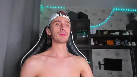 Snapshot of esthetics_boys chatting on September 26, 2025, 7:51 pm LOUIS online show from September 26, 2025, 7:51 pm