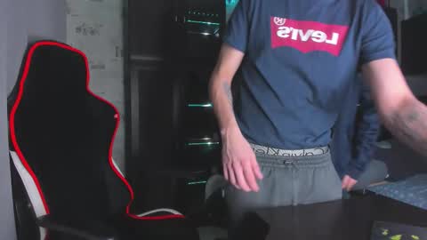 Snapshot of esthetics_boys chatting on November 16, 2025, 1:44 am LOUIS online show from November 16, 2025, 1:44 am