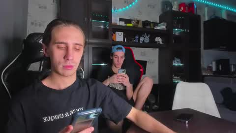 Snapshot of esthetics_boys chatting on November 24, 2025, 2:44 am LOUIS online show from November 24, 2025, 2:44 am