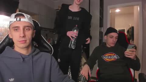 Snapshot of esthetics_boys chatting on December 13, 2025, 10:04 pm LOUIS online show from December 13, 2025, 10:04 pm