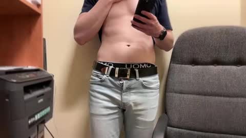 Snapshot of etat_on chatting on February 18, 2025, 7:09 pm Tom online show from February 18, 2025, 7:09 pm