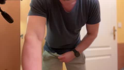 Snapshot of etat_on chatting on November 15, 2025, 6:04 pm Tom online show from November 15, 2025, 6:04 pm