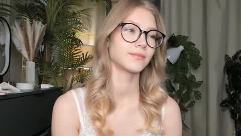 Snapshot of eternity_cuite chatting on September 12, 2025, 5:51 am Natalie online show from September 12, 2025, 5:51 am