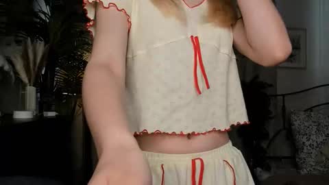 Snapshot of eternity_cuite chatting on September 18, 2025, 5:42 am Natalie online show from September 18, 2025, 5:42 am