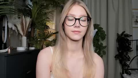 Snapshot of eternity_cuite chatting on September 24, 2025, 5:44 am Natalie online show from September 24, 2025, 5:44 am