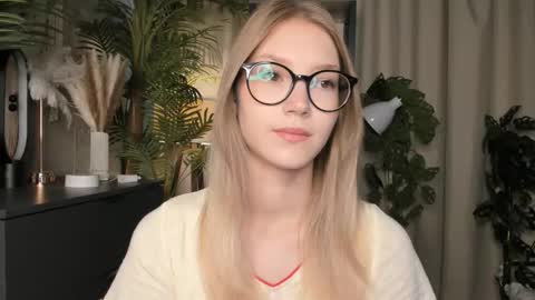 Snapshot of eternity_cuite chatting on September 28, 2025, 5:57 am Natalie online show from September 28, 2025, 5:57 am