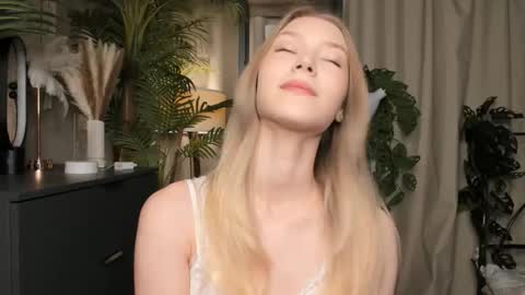 Snapshot of eternity_cuite chatting on October 6, 2025, 5:38 am Natalie online show from October 6, 2025, 5:38 am