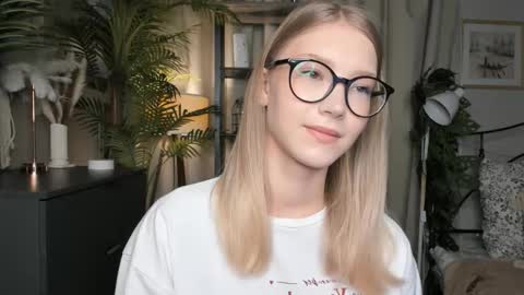 Snapshot of eternity_cuite chatting on October 22, 2025, 5:52 am Natalie online show from October 22, 2025, 5:52 am