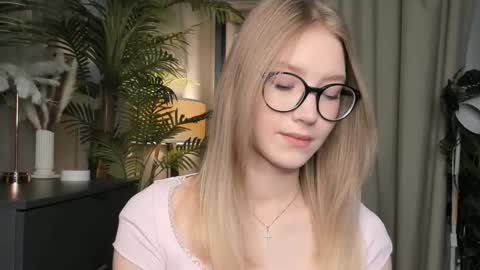 Snapshot of eternity_cuite chatting on November 6, 2025, 5:41 am Natalie online show from November 6, 2025, 5:41 am