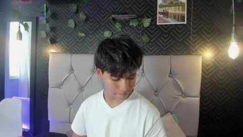 Snapshot of ethan_westt chatting on May 18, 2026, 9:42 pm Ethan online show from May 18, 2026, 9:42 pm