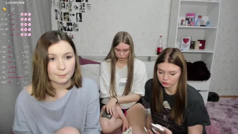 Snapshot of eumomino chatting on December 1, 2024, 10:43 pm Veronica Tiia Lilith left to right online show from December 1, 2024, 10:43 pm