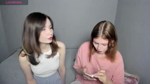 Snapshot of eumomino chatting on September 29, 2025, 11:20 pm Veronica Tiia Lilith left to right online show from September 29, 2025, 11:20 pm