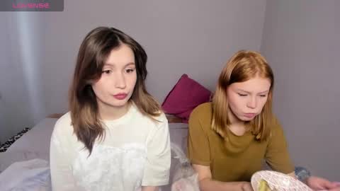 Snapshot of eumomino chatting on October 6, 2025, 5:05 am Veronica Tiia Lilith left to right online show from October 6, 2025, 5:05 am