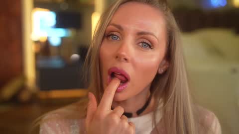 Snapshot of eva_fashionista chatting on December 5, 2025, 7:54 pm Eva online show from December 5, 2025, 7:54 pm