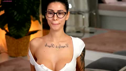 Snapshot of evaamanti chatting on December 3, 2025, 5:15 am Eva online show from December 3, 2025, 5:15 am