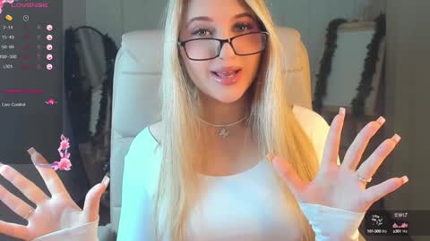 Snapshot of evacadooo chatting on December 22, 2024, 2:39 am Eva online show from December 22, 2024, 2:39 am