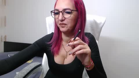 Snapshot of evadesireone chatting on November 9, 2025, 8:56 am EvadesireONE online show from November 9, 2025, 8:56 am