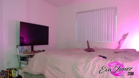 Snapshot of evajonez chatting on October 9, 2025, 1:14 am Eva online show from October 9, 2025, 1:14 am