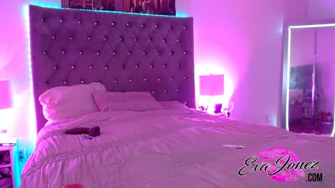 Snapshot of evajonez chatting on October 21, 2025, 7:42 am Eva online show from October 21, 2025, 7:42 am