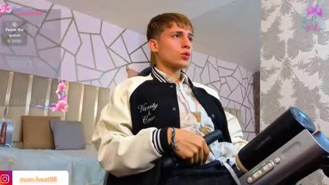 evan_tay online show from May 1, 2026, 3:11 am