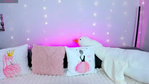 Snapshot of evarey_ chatting on April 1, 2026, 4:24 am Adelina online show from April 1, 2026, 4:24 am