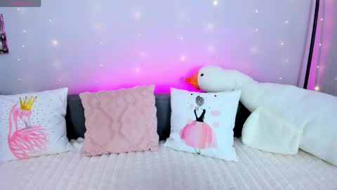 Snapshot of evarey_ chatting on April 2, 2026, 4:43 am Adelina online show from April 2, 2026, 4:43 am