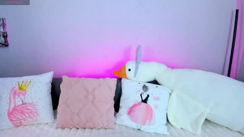 Snapshot of evarey_ chatting on April 3, 2026, 4:32 am Adelina online show from April 3, 2026, 4:32 am