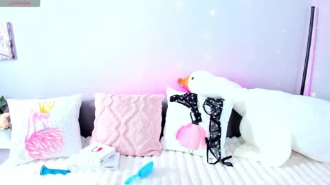 Snapshot of evarey_ chatting on April 7, 2026, 4:35 am Adelina online show from April 7, 2026, 4:35 am