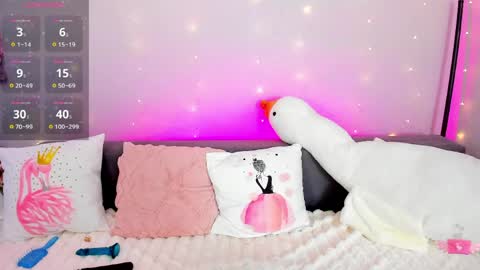 Snapshot of evarey_ chatting on April 9, 2026, 5:18 am Adelina online show from April 9, 2026, 5:18 am