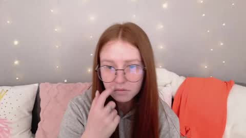 Snapshot of evarey_ chatting on May 1, 2026, 4:17 am Adelina online show from May 1, 2026, 4:17 am